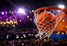 Lakersi z Dončićem poleteli v sezono, prvaki Knicks še brez zmage Košarkarska žoga leti skozi obroč v polni dvorani, osvetljeni v vijolično-zlatih in oranžno-modrih barvah